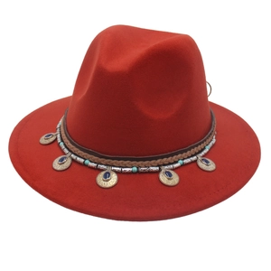 Cappello fedora rosso a tesa larga in stile etnico con fascia decorativa con perline