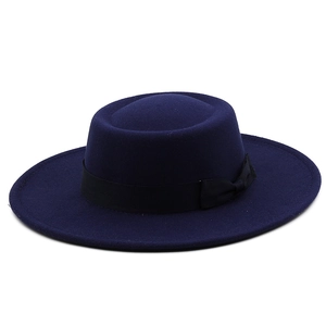 Cappello boater in lana blu navy con corona piatta, tesa larga e nastro di raso nero