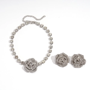 Parure bijoux fleur de rose argentée avec strass scintillants pour un style de cour chic