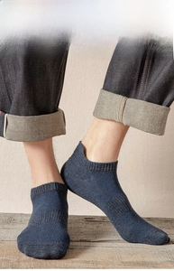 Detail of dark blue heather ankle sock featuring a practical heel tab for men