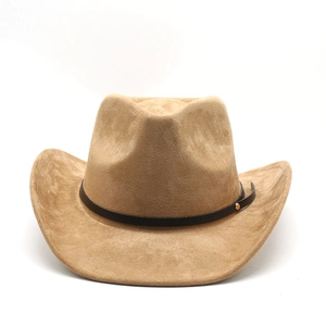 Détail du chapeau de cowboy en daim camel avec bande en cuir marron et rivets dorés