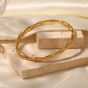 Bracelet jonc en acier inoxydable plaqué or 18 carats avec design bambou élégant