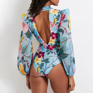 Vue arrière d'un maillot de bain à manches longues avec imprimé floral et dos nu plongeant