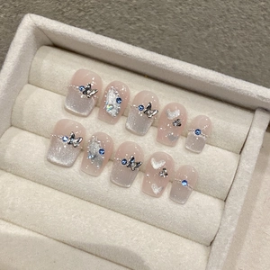Handgefertigte kurze eckige Kunstnägel mit Silberglitzer und 3D-Metall-Schmetterling