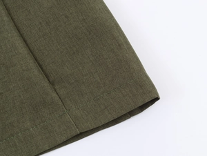 Vue macro détaillée de la texture du tissu vert militaire et de la couture simple
