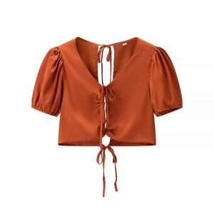 Haut court en satin orange avec manches bouffantes et cordons de serrage réglables