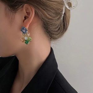 Boucles d'oreilles fleurs en cristal coloré avec aiguilles en argent style chic