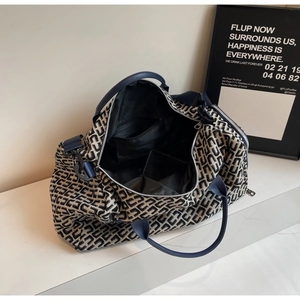 Vue intérieure du sac de voyage spacieux avec motif géométrique et anses bleues