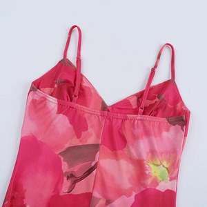 Détail de l'encolure en V et de la boucle argentée réglable sur la robe à fleurs