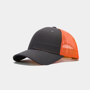 Vue latérale de la casquette trucker en maille gris foncé et orange au design contrasté