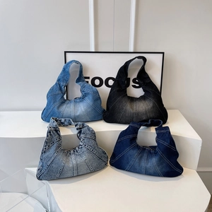 Collection de sacs à bandoulière en patchwork de denim aux tons bleu et noir variés