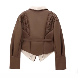 Giacca in pelle PU marrone con colletto in shearling e dettaglio stringato sulla schiena