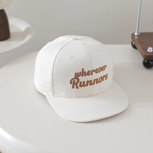 Détail de la broderie 'wherever Runners' sur une casquette en coton beige à bord plat