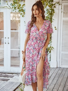 Détail de la robe portefeuille à fleurs roses et mauves avec col en V et fente haute