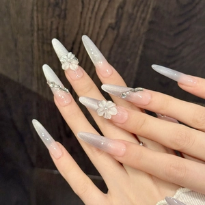 Unghie finte stiletto sfumate rosa e argento con fiori 3D e dettagli glitterati lucidi