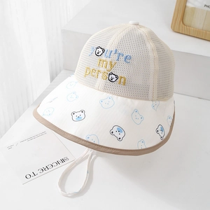 Détail d'un chapeau de soleil pour bébé avec filet respirant et motif d'ours