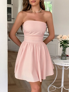 Détail d'une robe courte rose bustier avec jupe trapèze dans un décor de cuisine