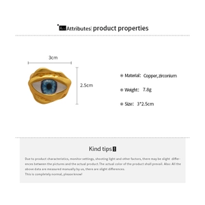 Detailansicht des goldenen Evil Eye Rings mit blauem Zirkonia und Maßen von 3 cm x 2,5 cm
