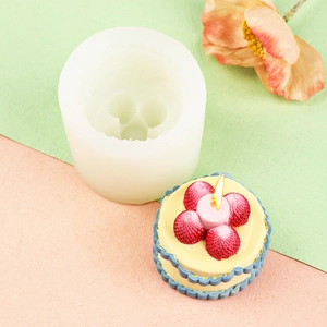 Makroaufnahme der 3D-Erdbeerkuchen-Silikonform mit realistischen Details der Wachskerze