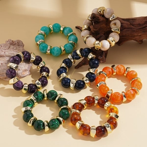 Set di bracciali con perle geometriche in acrilico retrò con texture marmorea e distanziali oro