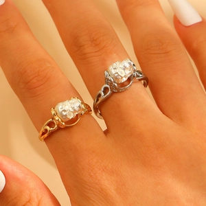 Gothic schedelringen in goud en zilver met hartuitsnijdingen en parelmoer details