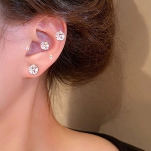 Minimalistische Silberohrstecker mit runden Zirkonia in verschiedenen Größen am Modell