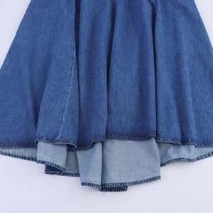 Nahaufnahme des Denim-Midirocks mit mehrlagigem Wellensaum und Twill-Struktur