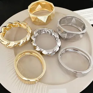 Poliertes Spiral-Armreifen-Set in Gold und Silber für Damen mit Textur-Design