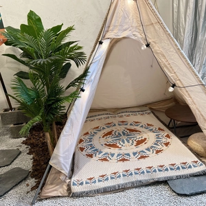 Detailaufnahme der Boho-Baumwolldecke mit buntem Mandala-Muster und Fransen am Rand