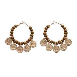 Créoles ethniques en perles de bois avec pendentifs pièces Elizabeth II style vintage