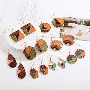 Boucles d'oreilles géométriques en bois avec bordure en métal et motifs color block