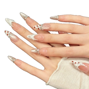 Faux ongles faits main avec dentelle blanche, perles et motif œil de chat cœur rouge