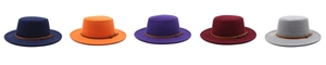 Détail des chapeaux canotiers en feutre bleu marine, orange, violet, bordeaux et gris