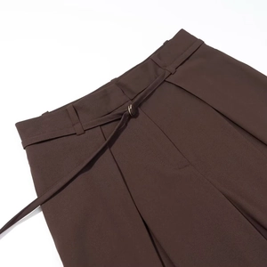 Pantalon taille haute marron foncé pour femme avec ceinture fine et boucle métal
