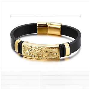 Détail d'un bracelet en cuir pour homme avec charme maçonnique et fermoir en acier inoxydable