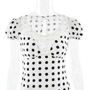 Vue détaillée d'une robe en satin blanc à pois noirs avec un col en dentelle délicat