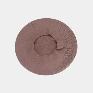 Détails de la maille et des strass sur un béret en laine mélangée de couleur mauve