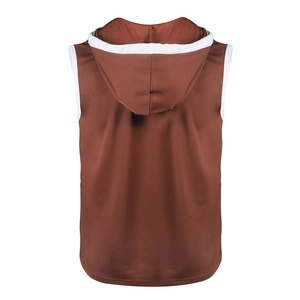Vue macro du sweat à capuche de sport marron sans manches avec détails au dos