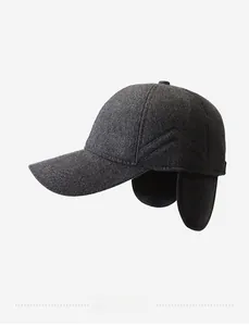 Vue détaillée de la casquette d'hiver avec cache-oreilles et tissu en laine chaud