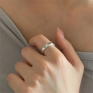 Anello largo in argento 925 con incisione di nuvola e ombrello indossato sull'indice