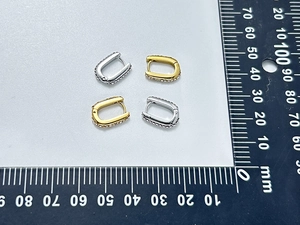 Dettaglio degli orecchini a U con zirconi e placcatura in oro e argento raffinata