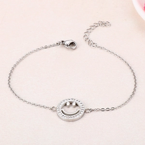 Minimalistisches silbernes Smiley-Armband mit funkelnden Strasssteinen und verstellbarer Kette