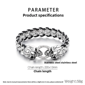 Détail macro du bracelet punk crâne pour homme en acier inoxydable et cuir noir tressé