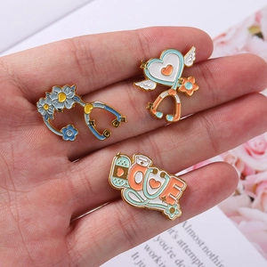 Set di tre spillette smaltate mediche con stetoscopi e design LOVE da infermiera