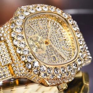 Macro di un orologio di lusso in oro con strass e funzione di visualizzazione data