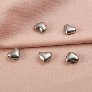 Cinq perles en acier inoxydable mat en forme de cœur sur soie rose pour bijoux