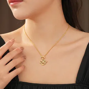 Collier doré avec pendentif en forme de feuille en éventail pour femme au design élégant
