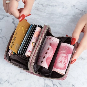 Cartera rosa con doble cremallera y múltiples ranuras para tarjetas en piel sintética
