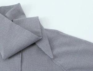 Détail du revers avec motif pied-de-poule classique en popeline bleu-gris et blanc élégant