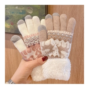 Nahaufnahme von Winter-Strickhandschuhen mit Rentier-Muster und Touchscreen-Funktion